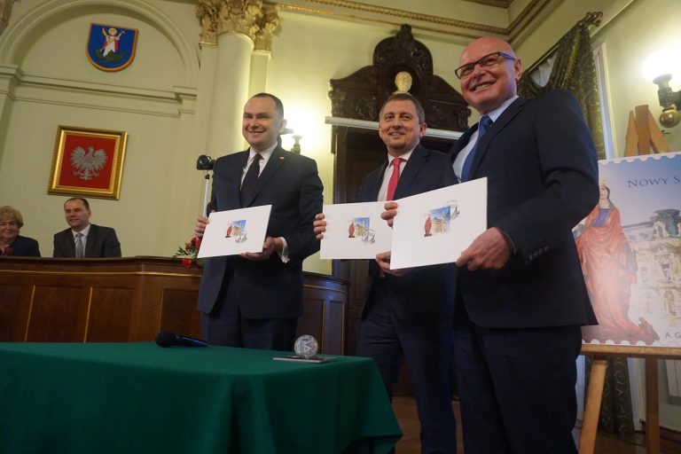 Nowy Sącz ma oficjalną patronkę, sztandar i okolicznościowy znaczek pocztowy