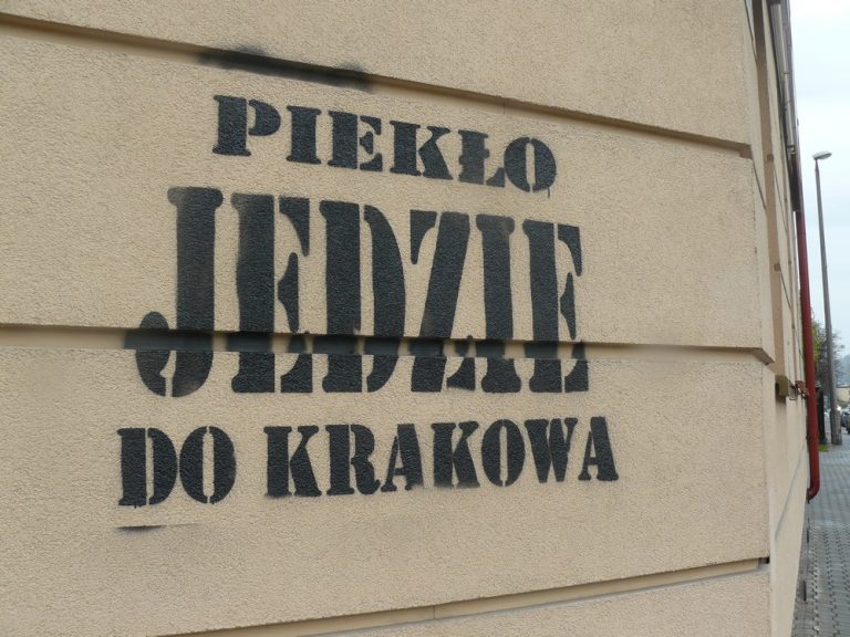 Kiedy kibicowanie zmienia się w wandalizm. Piekło jedzie do Krakowa…