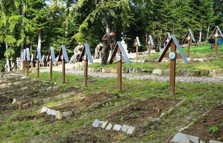 Łużna – Pustki:  żołnierze Bundeswehry uporządkowali wojenny cmentarz