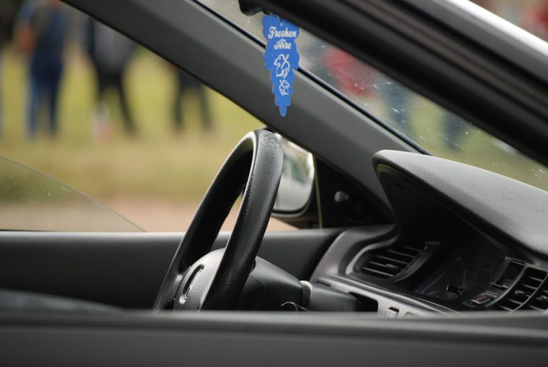 Nowy Sącz: kobieta straciła przytomność prowadząc samochód. Życie uratowali jej świadkowie i policjanci