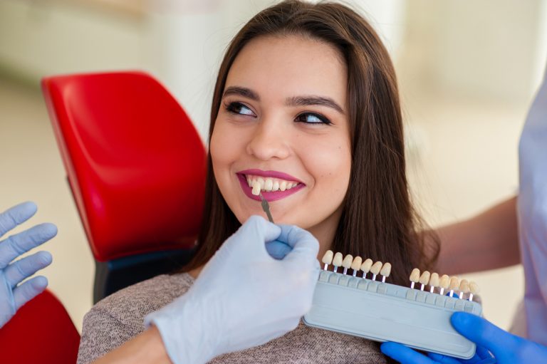 Pasty, paski, żele, wizyty u dentysty – które metody wybielania zębów są skuteczne?