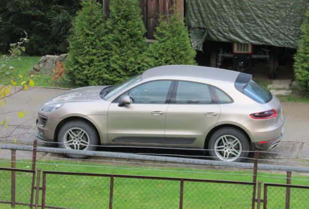 Ksiądz bije się w pierś i sprzedaje Porsche