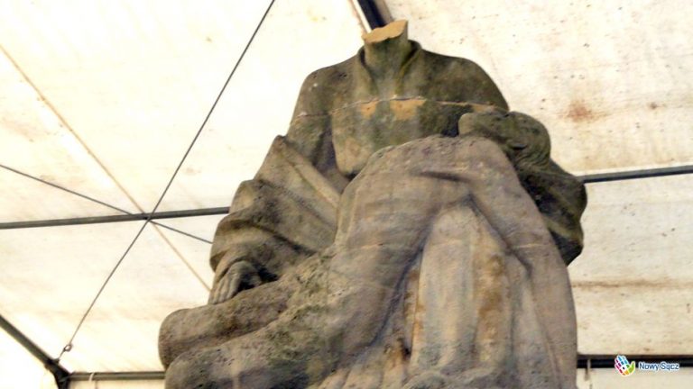 Nowy Sącz: Pieta na Starym Cmentarzu zniszczona. Wandalem okazał się… wiatr