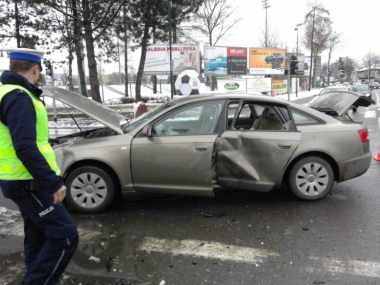 Nowy Sącz, ul. Młyńska: dziecko i osoba dorosła w szpitalu po zderzeniu dwóch samochodów