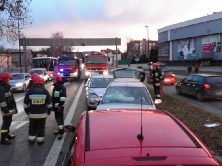 Nowy Sącz: Zderzenie trzech osobówek na ulicy Grodzkiej. Jedna osoba trafiła do szpitala