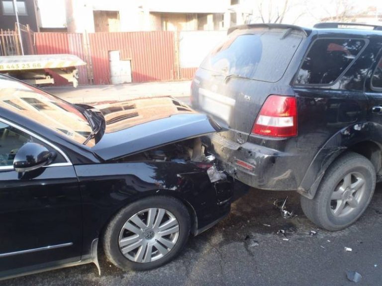 Nowy Sącz, ul. Węgierska: zderzenie dwóch samochodów osobowych. Jedna osoba w szpitalu