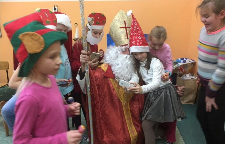 Nowy Sącz: Artur Czernecki jako święty Mikołaj rozdał dzieciom prezenty