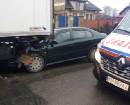 Chełmiec: samochód osobowy wjechał pod ciężarówkę. Jedna osoba poszkodowana