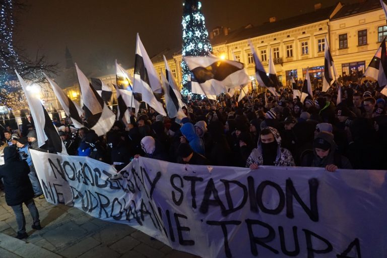 Manifestacja Kibiców Sandecji pod ratuszem: czy już Rysiek zapomniałeś, że nam stadion obiecałeś? [FILM]