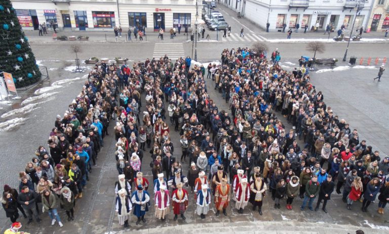 Tegoroczni maturzyści zatańczyli pod ratuszem w setną rocznicę odzyskania niepodległości [ZDJĘCIA]