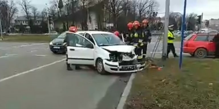Wypadek na Rondzie Solidarności w Nowym Sączu. Dziecko trafiło do szpitala [film]