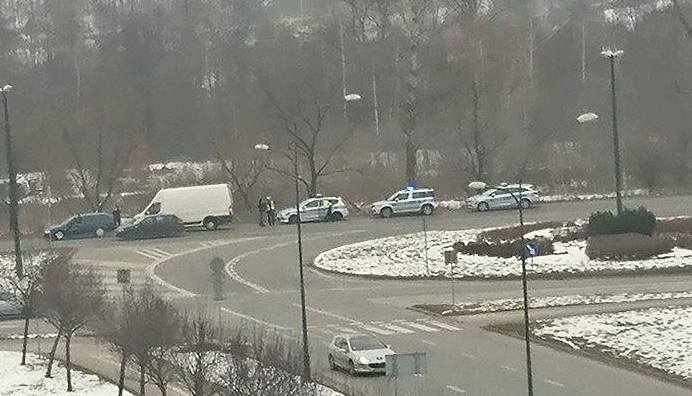 Zderzenie dostawczaka z nieoznakowanym radiowozem. Trzy wozy policyjne na miejscu