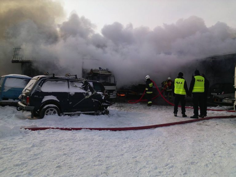 Przyszowa: spłonął warsztat samochodowy i kilkanaście pojazdów