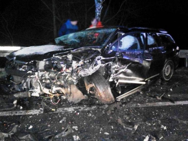 Tegoborze: zderzenie trzech samochodów. Kierowca zakleszczony w pojeździe