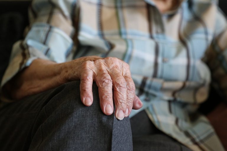 Nowy Sącz: para staruszków obrabowana przez fałszywych pracowników socjalnych