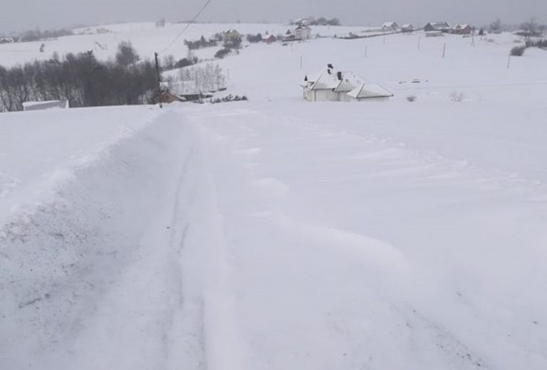 Jasienna: ludzie brną w śnieżnych zaspach. Nadal nie ma chętnych na odśnieżanie