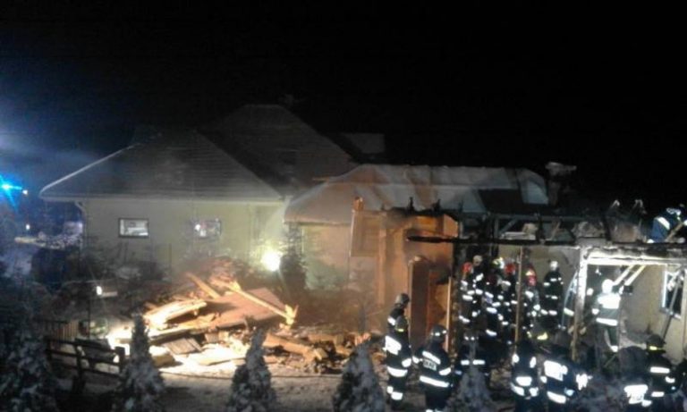 Binczarowa: 56 strażaków walczyło z pożarem. Budynek gospodarczy spłonął. Dom ocalili