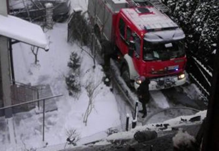 Pożar w Piątkowej. Mężczyzna wisiał kilka metrów nad ziemią…