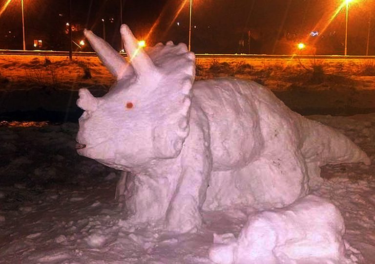 Muszyński triceratops sprowokował burmistrza. Będzie więcej śnieżnych bestii!