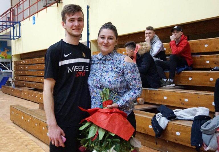 Nowosądecka Liga Futsalu. Po meczu padło pytanie: „zostaniesz moją żoną”? Odpowiedziała: tak…