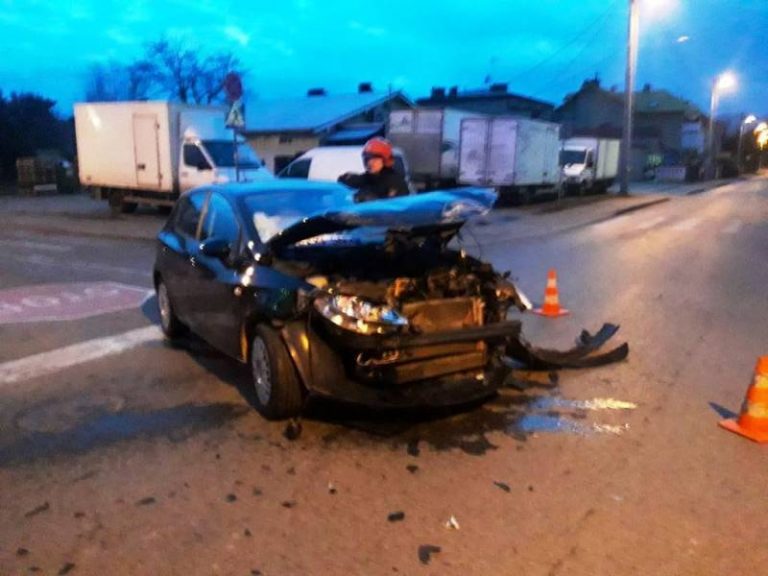 Nowy Sącz, ul. Głowackiego: zderzenie Seata i Citroena