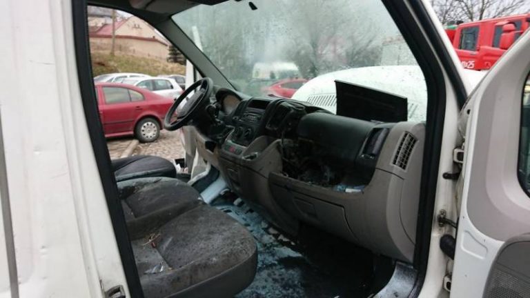 Nowy Sącz, ul. Matejki: zapalił się Peugeot. Właściciel poparzył się gasząc auto
