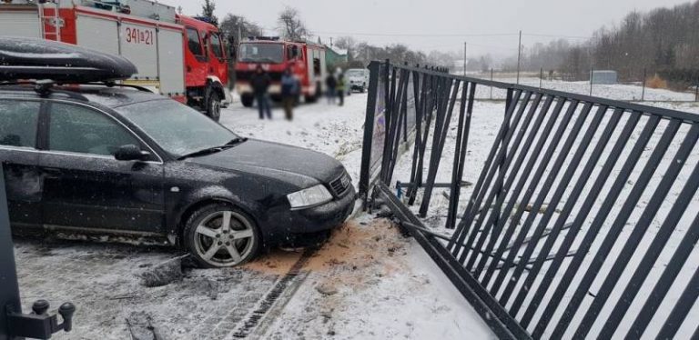 Korzenna: Audi uderzyło w ogrodzenie. Kobieta trafiła do szpitala
