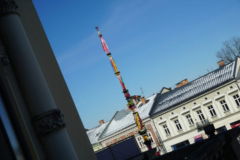 Nowy Sącz gotowy na święta. Wielkanocna palma już stoi na Rynku