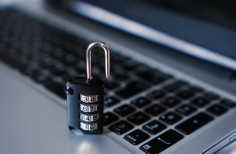 Z otwartego bagażnika ukradł laptop. To nie jedyny jego łup