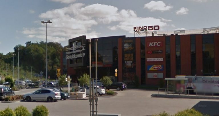 Nowy Sącz: na schodach ruchomych dziecko wypadło z nosidełka. Trafiło do szpitala
