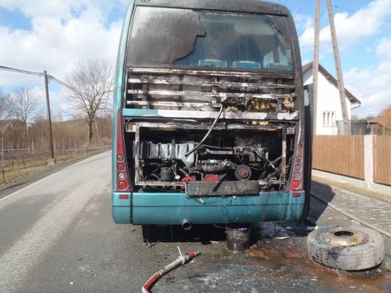 Podróżowali autobusem, gdy silnik stanął w ogniu