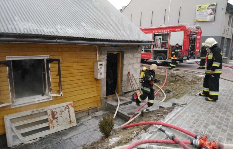 Bobowa: pożar rzut beretem od remizy