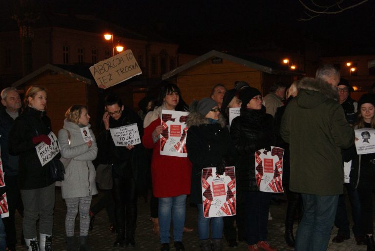 Czarny Protest w Nowym Sączu: nasza macica to nie kaplica