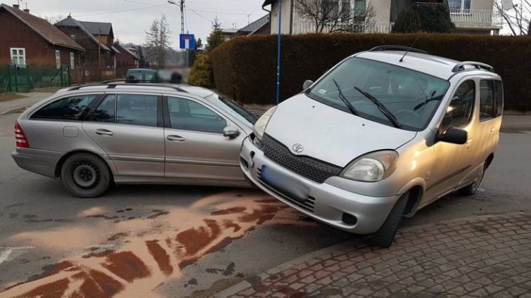 Nowy Sącz: dwa auta rozbite, dwoje ludzi w szpitalu