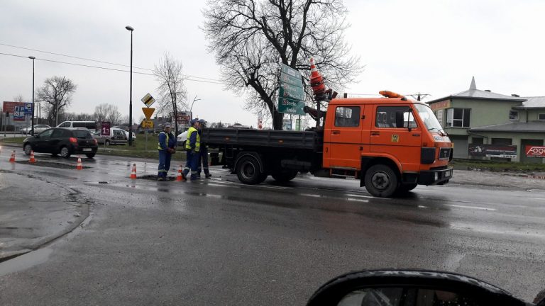 Uwaga kierowcy! Nowy Sącz łata dziury
