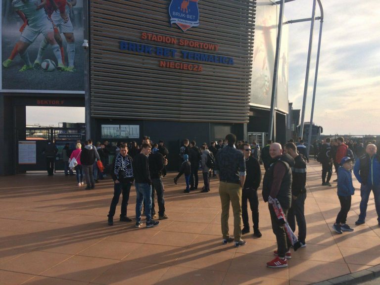 Szok! Tłumy kibiców nie mogą kupić biletów na mecz Sandecji z Wisłą. „Padają przekleństwa”