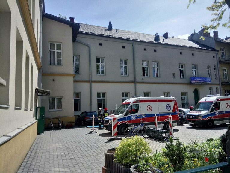 Uczniowie zasłabli w szkole. Na miejscu karetki i zastęp ratownictwa chemicznego