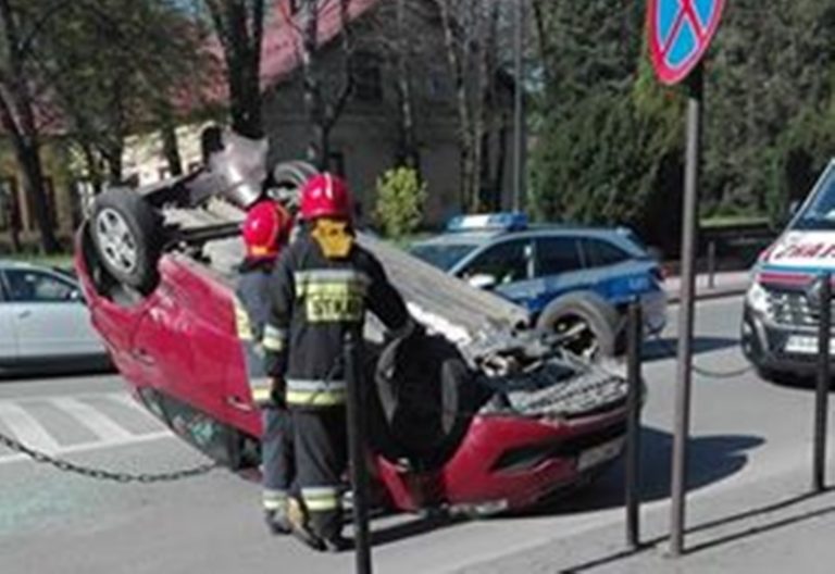 Nowy Sącz: wymusił pierwszeństwo, wjechał w samochód i dachował