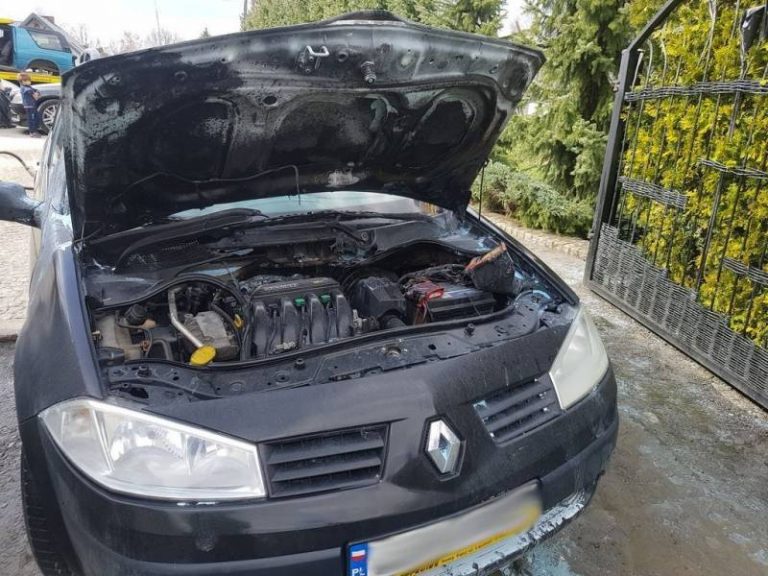 Kunów: płonął silnik samochodu osobowego