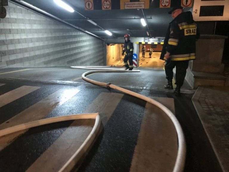 Policjanci, strażacy i ratownicy medyczni w nocy w Trzech Koronach