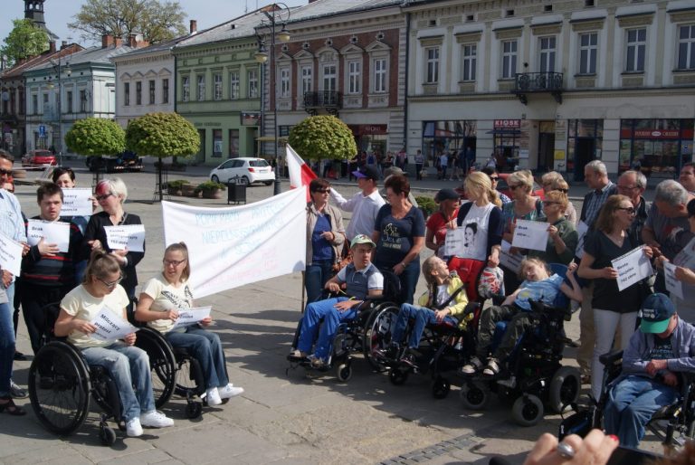 Ludzie wychodzą na ulicę w obronie niepełnosprawnych. Jutro manifestacja w Nowym Sączu