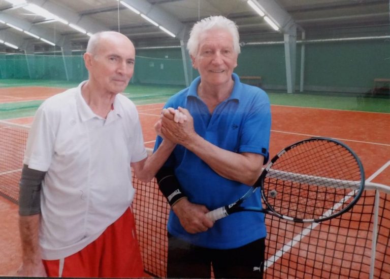 Ma 83 lata i właśnie wywalczył brąz w tenisie ziemnym! “Mam swoje sposoby”