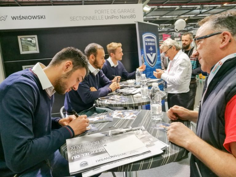 WIŚNIOWSKI w piłkarskim stylu podbija Francję