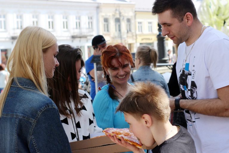 Niebieski marsz w dowód na to, że inność nie wyklucza przyjaźni