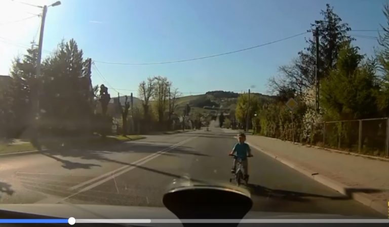 Chłopiec na czterokołowym rowerku jechał prosto pod samochód