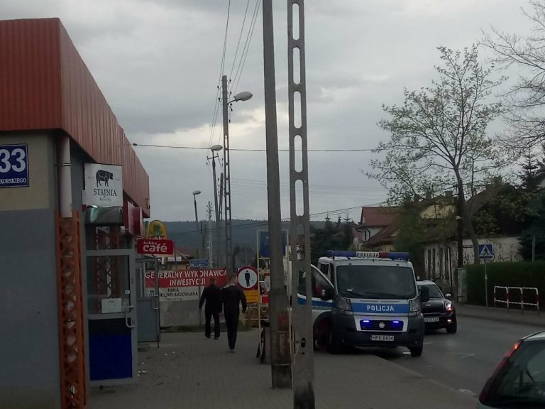 Wichura w Nowym Sączu: fragment ogrodzenia uderzył w samochód