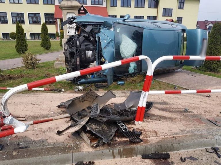 Dachował koło kapliczki, wysiadł z samochodu i zaczął pieszo uciekać. Miał prawie 3 promile alkoholu