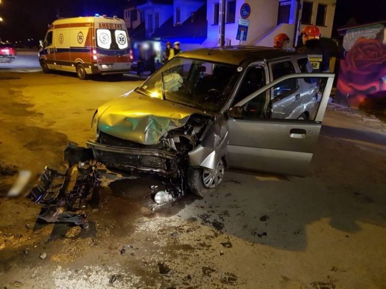 Ul. Krakowska: Subaru wypadło z drogi i uderzyło w słup