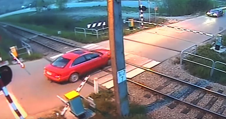 Głębokie-Witkowskie: najpierw wjechali na tory tuż przed pociągiem, a później ratowali życie taranując rogatki [FILM]