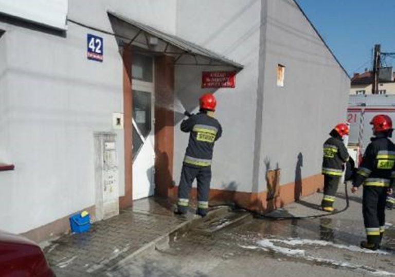 Ktoś oblał drzwi Urzędu Skarbowego nieznaną substancją. Strażacy ewakuowali pracowników
